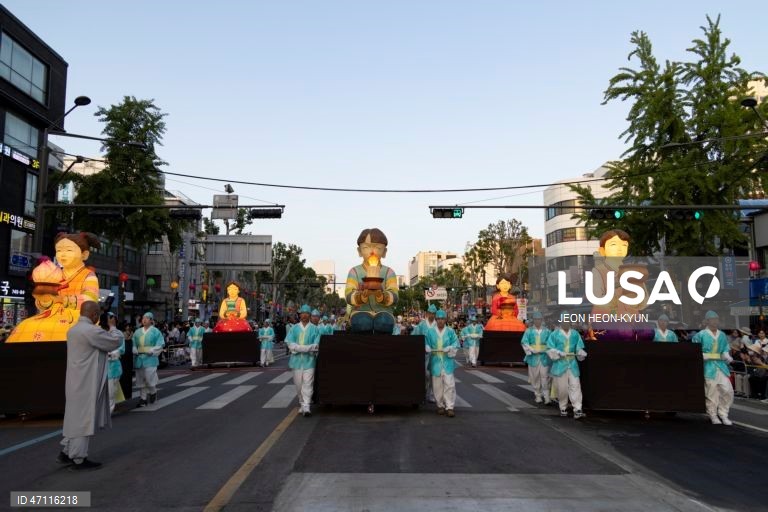 Desfile das Lanternas de Lótus antes das celebrações do aniversário de Buda em Seul