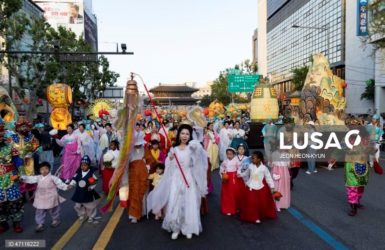 Desfile das Lanternas de Lótus antes das celebrações do aniversário de Buda em Seul