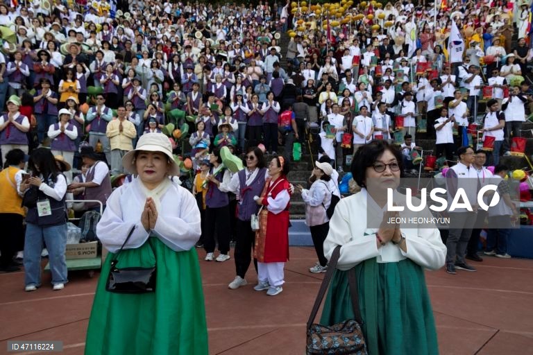 Desfile das Lanternas de Lótus antes das celebrações do aniversário de Buda em Seul