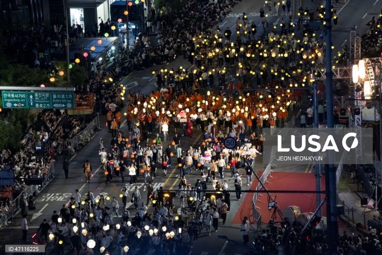 Desfile das Lanternas de Lótus antes das celebrações do aniversário de Buda em Seul