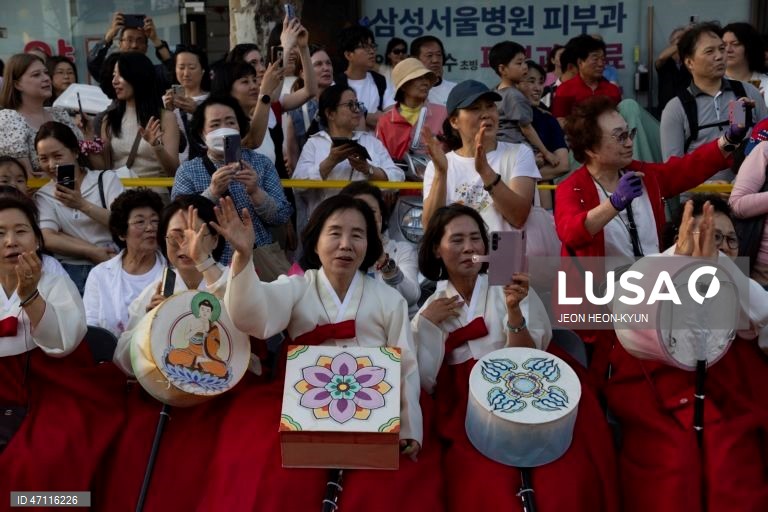 Desfile das Lanternas de Lótus antes das celebrações do aniversário de Buda em Seul