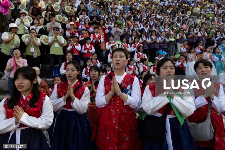 Desfile das Lanternas de Lótus antes das celebrações do aniversário de Buda em Seul