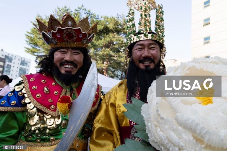 Desfile das Lanternas de Lótus antes das celebrações do aniversário de Buda em Seul