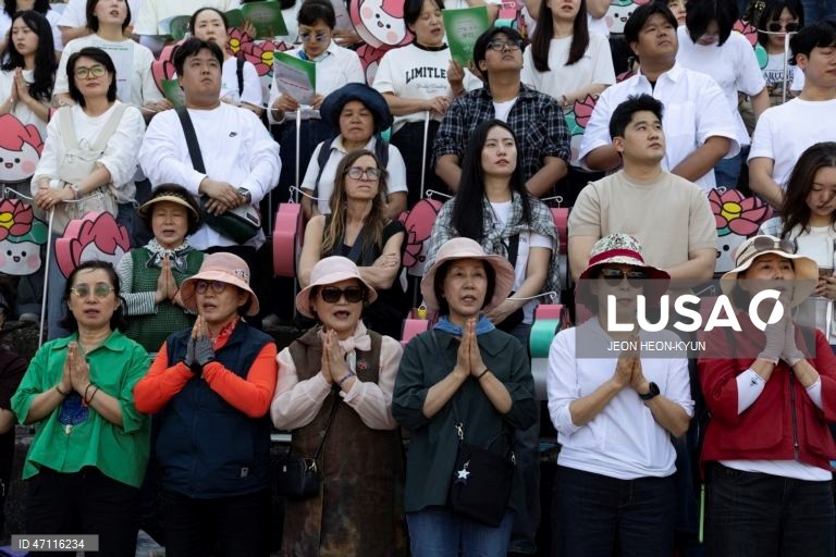 Desfile das Lanternas de Lótus antes das celebrações do aniversário de Buda em Seul