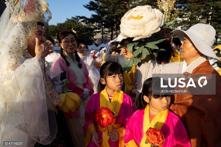 Desfile das Lanternas de Lótus antes das celebrações do aniversário de Buda em Seul