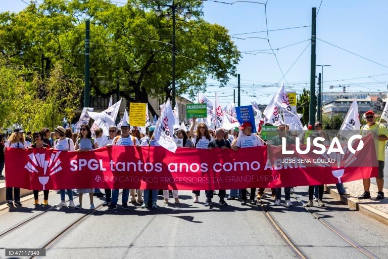 Manifestação nacional de professores e educadores convocada pela Federação Nacional dos Professores (Fenprof), pela revisão do Estatuto da Carreira Docente, em Lisboa, 16 de maio de 2026. A manifestação decorre entre o Cais do Sodré e os Restauradores. JOSÉ SENA GOULÃO/LUSA
