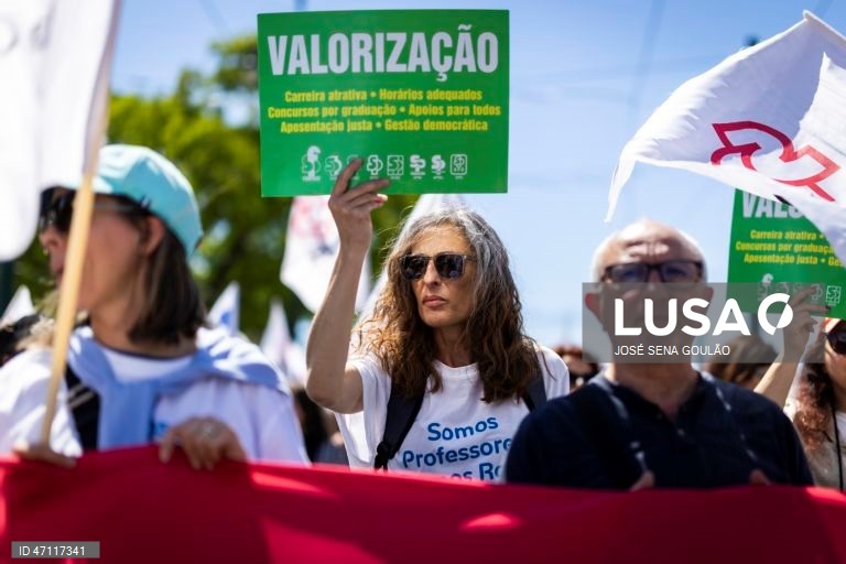 Manifestação nacional de professores e educadores convocada pela Federação Nacional dos Professores (Fenprof), pela revisão do Estatuto da Carreira Docente, em Lisboa, 16 de maio de 2026. A manifestação decorre entre o Cais do Sodré e os Restauradores. JOSÉ SENA GOULÃO/LUSA