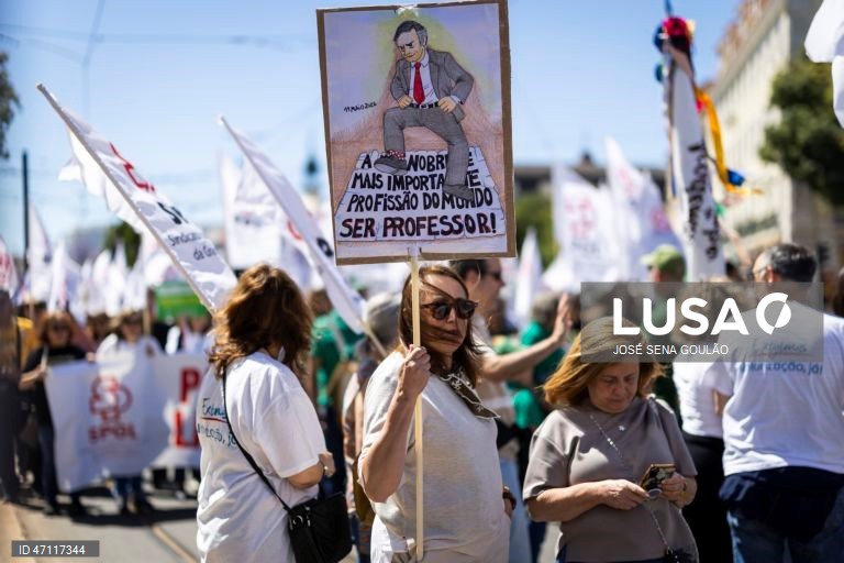Manifestação nacional de professores e educadores convocada pela Federação Nacional dos Professores (Fenprof), pela revisão do Estatuto da Carreira Docente, em Lisboa, 16 de maio de 2026. A manifestação decorre entre o Cais do Sodré e os Restauradores. JOSÉ SENA GOULÃO/LUSA
