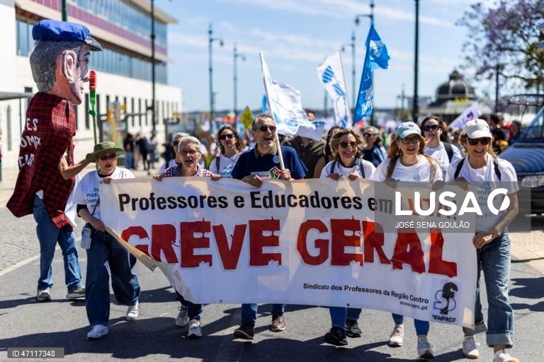 Manifestação nacional de professores e educadores convocada pela Federação Nacional dos Professores (Fenprof), pela revisão do Estatuto da Carreira Docente, em Lisboa, 16 de maio de 2026. A manifestação decorre entre o Cais do Sodré e os Restauradores. JOSÉ SENA GOULÃO/LUSA