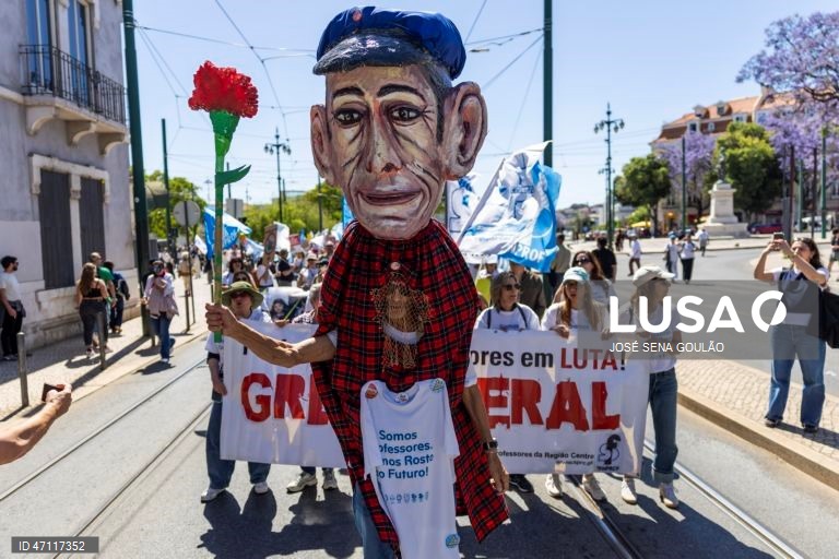Manifestação nacional de professores e educadores convocada pela Federação Nacional dos Professores (Fenprof), pela revisão do Estatuto da Carreira Docente, em Lisboa, 16 de maio de 2026. A manifestação decorre entre o Cais do Sodré e os Restauradores. JOSÉ SENA GOULÃO/LUSA