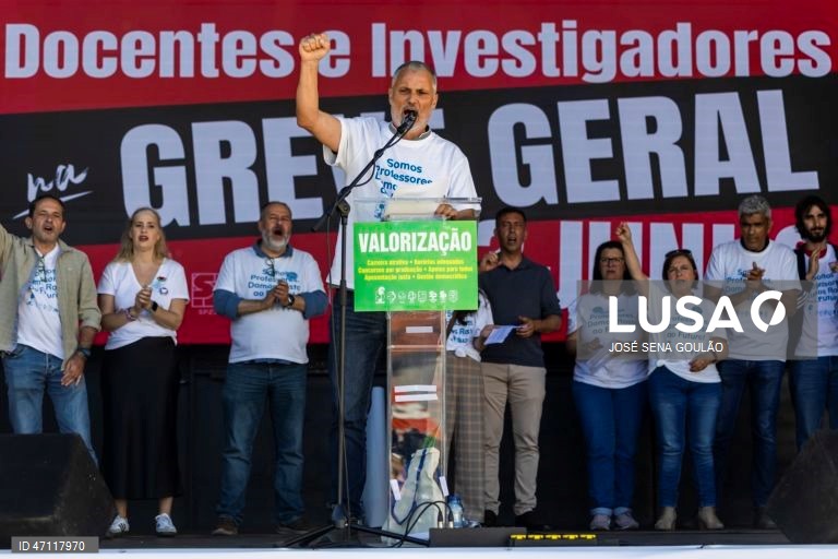 O secretário-geral da Fenprof, Francisco Gonçalves, intervém durante a manifestação nacional de professores e educadores convocada pela Federação Nacional dos Professores, pela revisão do Estatuto da Carreira Docente, em Lisboa, 16 de maio de 2026. A manifestação decorre entre o Cais do Sodré e os Restauradores. JOSÉ SENA GOULÃO/LUSA
