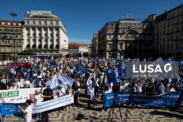 Manifestação nacional de professores e educadores convocada pela Federação Nacional dos Professores (Fenprof), pela revisão do Estatuto da Carreira Docente, em Lisboa, 16 de maio de 2026. A manifestação decorre entre o Cais do Sodré e os Restauradores. JOSÉ SENA GOULÃO/LUSA