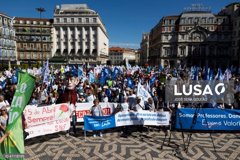 Manifestação nacional de professores e educadores convocada pela Federação Nacional dos Professores (Fenprof), pela revisão do Estatuto da Carreira Docente, em Lisboa, 16 de maio de 2026. A manifestação decorre entre o Cais do Sodré e os Restauradores. JOSÉ SENA GOULÃO/LUSA