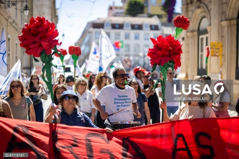 Manifestação nacional de professores e educadores convocada pela Federação Nacional dos Professores (Fenprof), pela revisão do Estatuto da Carreira Docente, em Lisboa, 16 de maio de 2026. A manifestação decorre entre o Cais do Sodré e os Restauradores. JOSÉ SENA GOULÃO/LUSA