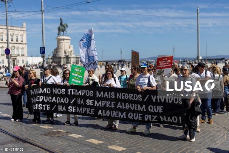 Manifestação nacional de professores e educadores convocada pela Federação Nacional dos Professores (Fenprof), pela revisão do Estatuto da Carreira Docente, em Lisboa, 16 de maio de 2026. A manifestação decorre entre o Cais do Sodré e os Restauradores. JOSÉ SENA GOULÃO/LUSA