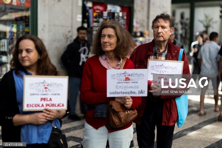 Manifestação nacional de professores e educadores convocada pela Federação Nacional dos Professores (Fenprof), pela revisão do Estatuto da Carreira Docente, em Lisboa, 16 de maio de 2026. A manifestação decorre entre o Cais do Sodré e os Restauradores. JOSÉ SENA GOULÃO/LUSA