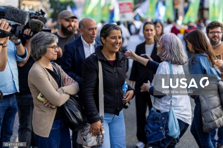 A presidente do grupo parlamentar do Partido Comunista Português (PCP), Paula Santos, participa na manifestação nacional de professores e educadores convocada pela Federação Nacional dos Professores (Fenprof), pela revisão do Estatuto da Carreira Docente, em Lisboa, 16 de maio de 2026. A manifestação decorre entre o Cais do Sodré e os Restauradores. JOSÉ SENA GOULÃO/LUSA