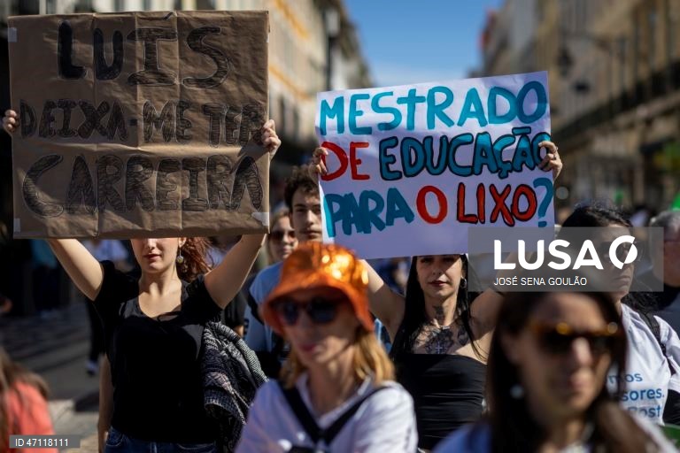 Manifestação nacional de professores e educadores convocada pela Federação Nacional dos Professores (Fenprof), pela revisão do Estatuto da Carreira Docente, em Lisboa, 16 de maio de 2026. A manifestação decorre entre o Cais do Sodré e os Restauradores. JOSÉ SENA GOULÃO/LUSA