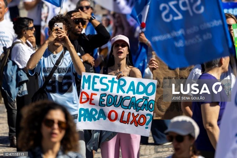 Manifestação nacional de professores e educadores convocada pela Federação Nacional dos Professores (Fenprof), pela revisão do Estatuto da Carreira Docente, em Lisboa, 16 de maio de 2026. A manifestação decorre entre o Cais do Sodré e os Restauradores. JOSÉ SENA GOULÃO/LUSA