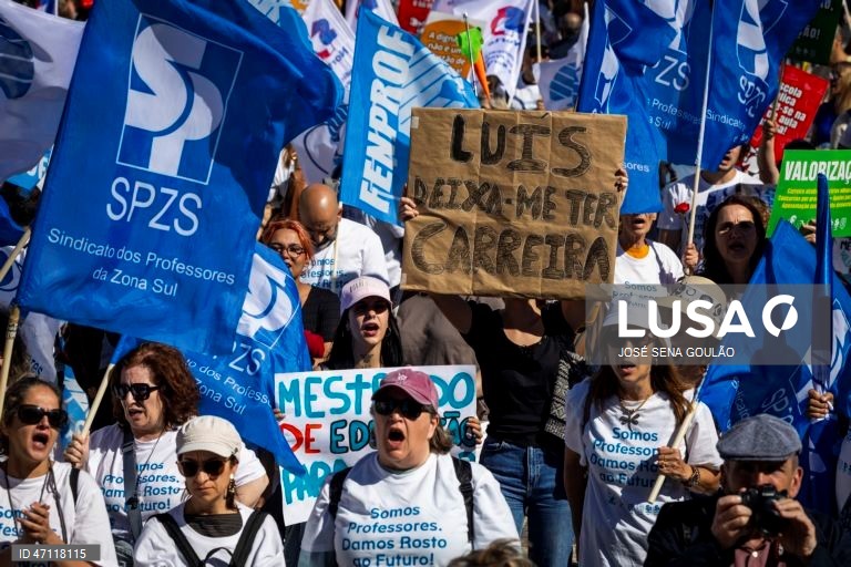 Manifestação nacional de professores e educadores convocada pela Federação Nacional dos Professores (Fenprof), pela revisão do Estatuto da Carreira Docente, em Lisboa, 16 de maio de 2026. A manifestação decorre entre o Cais do Sodré e os Restauradores. JOSÉ SENA GOULÃO/LUSA