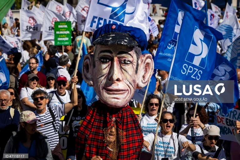 Manifestação nacional de professores e educadores convocada pela Federação Nacional dos Professores (Fenprof), pela revisão do Estatuto da Carreira Docente, em Lisboa, 16 de maio de 2026. A manifestação decorre entre o Cais do Sodré e os Restauradores. JOSÉ SENA GOULÃO/LUSA
