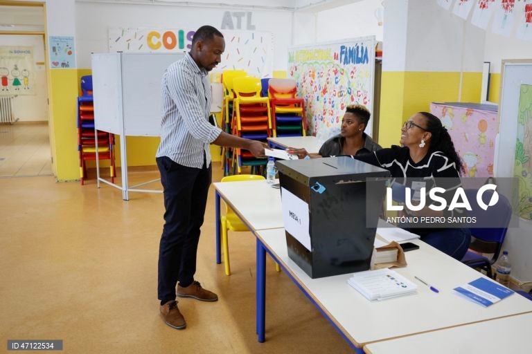 Um eleitor cabo-verdiano vota para eleger os 72 deputados da Assembleia Nacional de Cabo Verde, na Escola básica 1.º ciclo Orlando Gonçalves, em Alfornelos, Amadora, 17 de maio de 2026. O Movimento para a Democracia (MpD), no poder desde 2016, procura um terceiro mandato consecutivo com Ulisses Correia e Silva como primeiro-ministro, enquanto o Partido Africano da Independência de Cabo Verde (PAICV) quer regressar ao poder com Francisco Carvalho, autarca da capital, Praia. ANTÓNIO PEDRO...