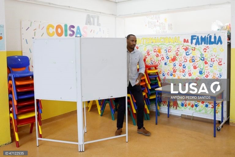 Um eleitor cabo-verdiano vota para eleger os 72 deputados da Assembleia Nacional de Cabo Verde, na Escola básica 1.º ciclo Orlando Gonçalves, em Alfornelos, Amadora, 17 de maio de 2026. O Movimento para a Democracia (MpD), no poder desde 2016, procura um terceiro mandato consecutivo com Ulisses Correia e Silva como primeiro-ministro, enquanto o Partido Africano da Independência de Cabo Verde (PAICV) quer regressar ao poder com Francisco Carvalho, autarca da capital, Praia. ANTÓNIO PEDRO...
