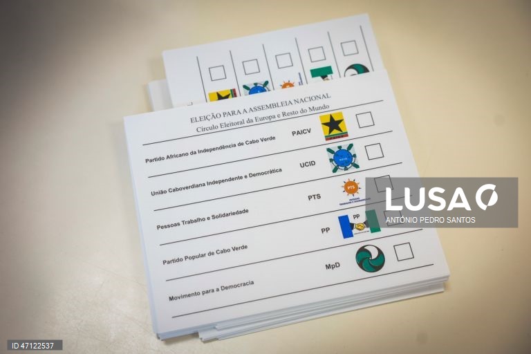 Boletim de voto das eleições legislativas de Cabo Verde, na Escola básica 1.º ciclo Orlando Gonçalves, em Alfornelos, Amadora, 17 de maio de 2026. O Movimento para a Democracia (MpD), no poder desde 2016, procura um terceiro mandato consecutivo com Ulisses Correia e Silva como primeiro-ministro, enquanto o Partido Africano da Independência de Cabo Verde (PAICV) quer regressar ao poder com Francisco Carvalho, autarca da capital, Praia. ANTÓNIO PEDRO SANTOS/LUSA