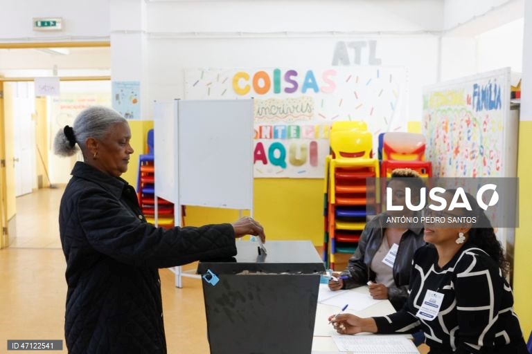 Uma eleitora cabo-verdiana vota para eleger os 72 deputados da Assembleia Nacional de Cabo Verde, na Escola básica 1.º ciclo Orlando Gonçalves, em Alfornelos, Amadora, 17 de maio de 2026. O Movimento para a Democracia (MpD), no poder desde 2016, procura um terceiro mandato consecutivo com Ulisses Correia e Silva como primeiro-ministro, enquanto o Partido Africano da Independência de Cabo Verde (PAICV) quer regressar ao poder com Francisco Carvalho, autarca da capital, Praia. ANTÓNIO PEDRO...