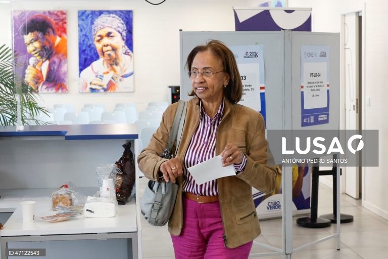 Uma eleitora cabo-verdiana vota para eleger os 72 deputados da Assembleia Nacional de Cabo Verde, na Embaixada de Cabo Verde, em Lisboa, 17 de maio de 2026. O Movimento para a Democracia (MpD), no poder desde 2016, procura um terceiro mandato consecutivo com Ulisses Correia e Silva como primeiro-ministro, enquanto o Partido Africano da Independência de Cabo Verde (PAICV) quer regressar ao poder com Francisco Carvalho, autarca da capital, Praia. ANTÓNIO PEDRO SANTOS/LUSA