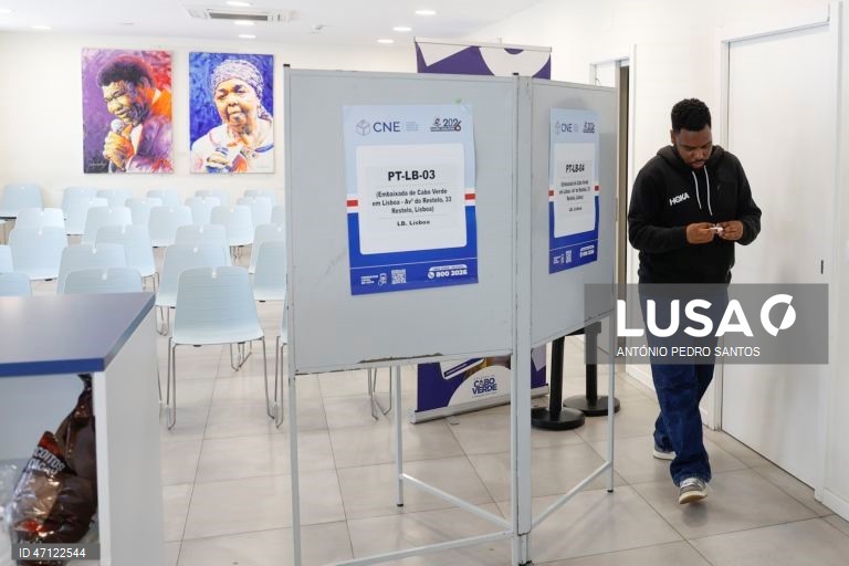 Um eleitor cabo-verdiano vota para eleger os 72 deputados da Assembleia Nacional de Cabo Verde, na Embaixada de Cabo Verde, em Lisboa, 17 de maio de 2026. O Movimento para a Democracia (MpD), no poder desde 2016, procura um terceiro mandato consecutivo com Ulisses Correia e Silva como primeiro-ministro, enquanto o Partido Africano da Independência de Cabo Verde (PAICV) quer regressar ao poder com Francisco Carvalho, autarca da capital, Praia. ANTÓNIO PEDRO SANTOS/LUSA