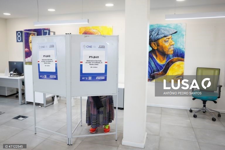 Uma eleitora cabo-verdiana vota para eleger os 72 deputados da Assembleia Nacional de Cabo Verde, na Embaixada de Cabo Verde, em Lisboa, 17 de maio de 2026. O Movimento para a Democracia (MpD), no poder desde 2016, procura um terceiro mandato consecutivo com Ulisses Correia e Silva como primeiro-ministro, enquanto o Partido Africano da Independência de Cabo Verde (PAICV) quer regressar ao poder com Francisco Carvalho, autarca da capital, Praia. ANTÓNIO PEDRO SANTOS/LUSA