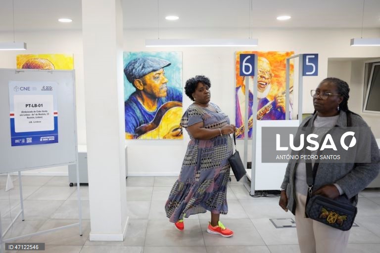 Eleitoras cabo-verdianas votam para eleger os 72 deputados da Assembleia Nacional de Cabo Verde, na Embaixada de Cabo Verde, em Lisboa, 17 de maio de 2026. O Movimento para a Democracia (MpD), no poder desde 2016, procura um terceiro mandato consecutivo com Ulisses Correia e Silva como primeiro-ministro, enquanto o Partido Africano da Independência de Cabo Verde (PAICV) quer regressar ao poder com Francisco Carvalho, autarca da capital, Praia. ANTÓNIO PEDRO SANTOS/LUSA
