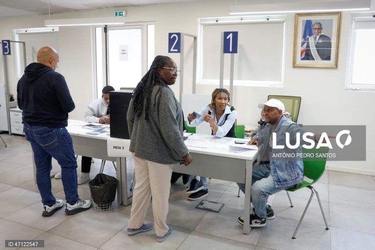 Eleitores cabo-verdianos votam para eleger os 72 deputados da Assembleia Nacional de Cabo Verde, na Embaixada de Cabo Verde, em Lisboa, 17 de maio de 2026. O Movimento para a Democracia (MpD), no poder desde 2016, procura um terceiro mandato consecutivo com Ulisses Correia e Silva como primeiro-ministro, enquanto o Partido Africano da Independência de Cabo Verde (PAICV) quer regressar ao poder com Francisco Carvalho, autarca da capital, Praia. ANTÓNIO PEDRO SANTOS/LUSA