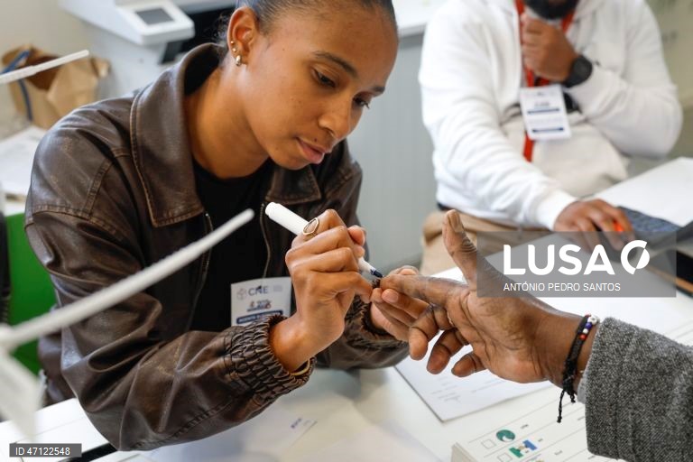 Uma eleitora cabo-verdiana vota para eleger os 72 deputados da Assembleia Nacional de Cabo Verde, na Embaixada de Cabo Verde, em Lisboa, 17 de maio de 2026. O Movimento para a Democracia (MpD), no poder desde 2016, procura um terceiro mandato consecutivo com Ulisses Correia e Silva como primeiro-ministro, enquanto o Partido Africano da Independência de Cabo Verde (PAICV) quer regressar ao poder com Francisco Carvalho, autarca da capital, Praia. ANTÓNIO PEDRO SANTOS/LUSA