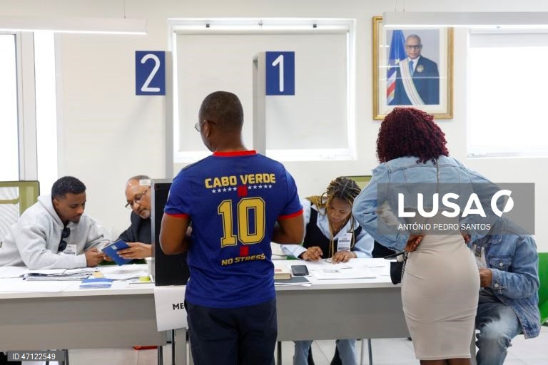 Eleitores cabo-verdianos votam para eleger os 72 deputados da Assembleia Nacional de Cabo Verde, na Embaixada de Cabo Verde, em Lisboa, 17 de maio de 2026. O Movimento para a Democracia (MpD), no poder desde 2016, procura um terceiro mandato consecutivo com Ulisses Correia e Silva como primeiro-ministro, enquanto o Partido Africano da Independência de Cabo Verde (PAICV) quer regressar ao poder com Francisco Carvalho, autarca da capital, Praia. ANTÓNIO PEDRO SANTOS/LUSA