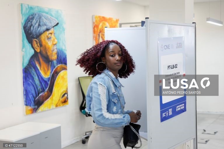 Uma eleitora cabo-verdiana vota para eleger os 72 deputados da Assembleia Nacional de Cabo Verde, na Embaixada de Cabo Verde, em Lisboa, 17 de maio de 2026. O Movimento para a Democracia (MpD), no poder desde 2016, procura um terceiro mandato consecutivo com Ulisses Correia e Silva como primeiro-ministro, enquanto o Partido Africano da Independência de Cabo Verde (PAICV) quer regressar ao poder com Francisco Carvalho, autarca da capital, Praia. ANTÓNIO PEDRO SANTOS/LUSA