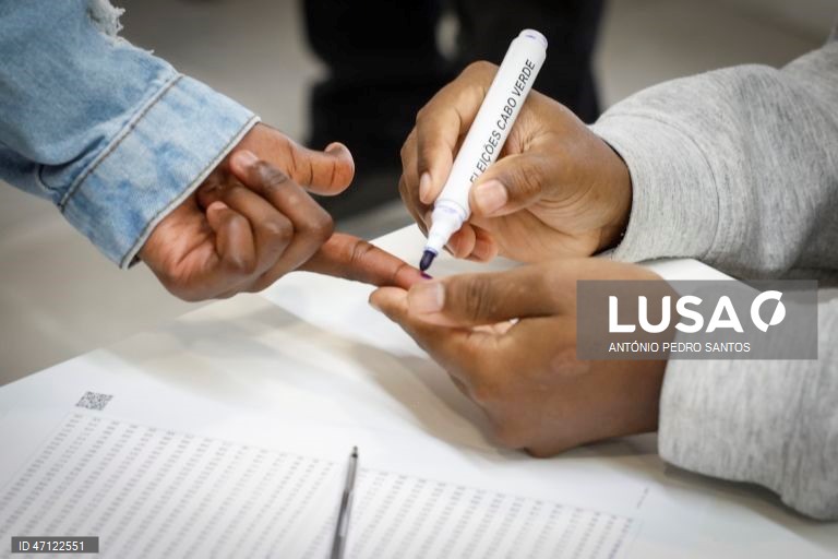 Uma eleitora cabo-verdiana vota para eleger os 72 deputados da Assembleia Nacional de Cabo Verde, na Embaixada de Cabo Verde, em Lisboa, 17 de maio de 2026. O Movimento para a Democracia (MpD), no poder desde 2016, procura um terceiro mandato consecutivo com Ulisses Correia e Silva como primeiro-ministro, enquanto o Partido Africano da Independência de Cabo Verde (PAICV) quer regressar ao poder com Francisco Carvalho, autarca da capital, Praia. ANTÓNIO PEDRO SANTOS/LUSA
