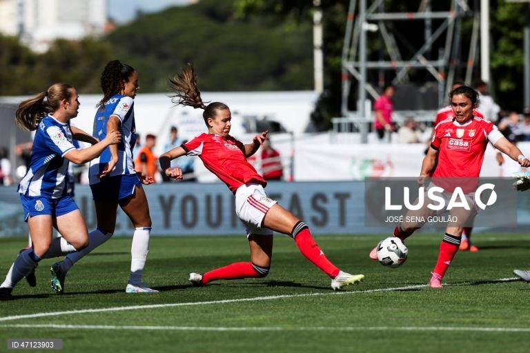 A jogadora do Benfica, Caroline Møller, marca um golo contra o FC Porto durante o jogo da final da Taça de Portugal feminina de futebol, disputado no Estádio do Jamor, em Oeiras, 17 de maio de 2026. JOSÉ SENA GOULÃO/LUSA