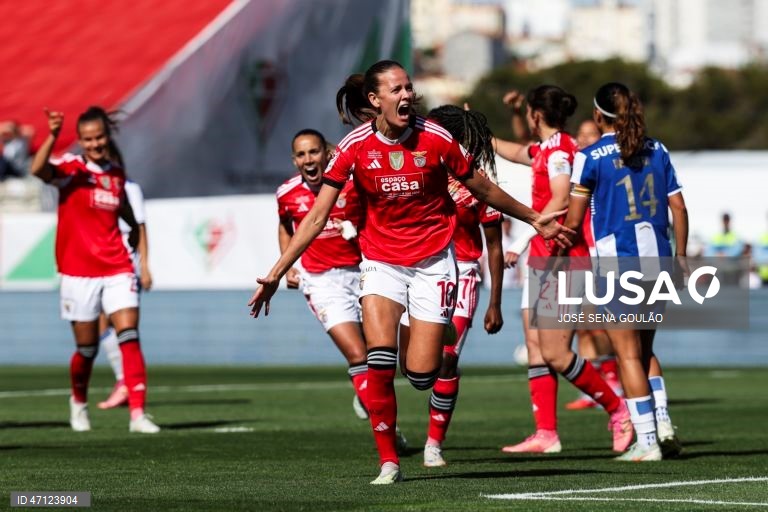 A jogadora do Benfica, Caroline Møller, festeja após marcar um golo contra o FC Porto durante o jogo da final da Taça de Portugal feminina de futebol, disputado no Estádio do Jamor, em Oeiras, 17 de maio de 2026. JOSÉ SENA GOULÃO/LUSA