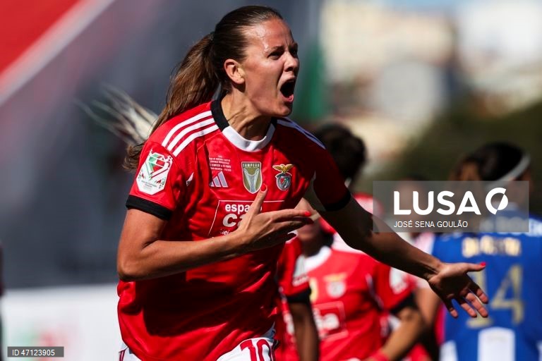 A jogadora do Benfica, Caroline Møller, festeja após marcar um golo contra o FC Porto durante o jogo da final da Taça de Portugal feminina de futebol, disputado no Estádio do Jamor, em Oeiras, 17 de maio de 2026. JOSÉ SENA GOULÃO/LUSA