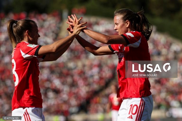 A jogadora do Benfica, Caroline Møller (D), festeja com a companheira de equipa Anna Gasper, após marcar um golo contra o FC Porto durante o jogo da final da Taça de Portugal feminina de futebol, disputado no Estádio do Jamor, em Oeiras, 17 de maio de 2026. JOSÉ SENA GOULÃO/LUSA