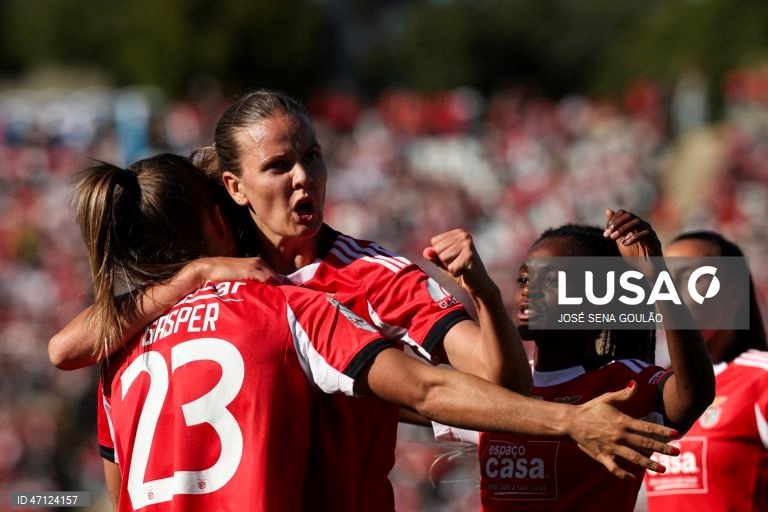 A jogadora do Benfica, Caroline Møller (2-E), festeja com a companheira de equipa Anna Gasper (E), após marcar um golo contra o FC Porto durante o jogo da final da Taça de Portugal feminina de futebol, disputado no Estádio do Jamor, em Oeiras, 17 de maio de 2026. JOSÉ SENA GOULÃO/LUSA