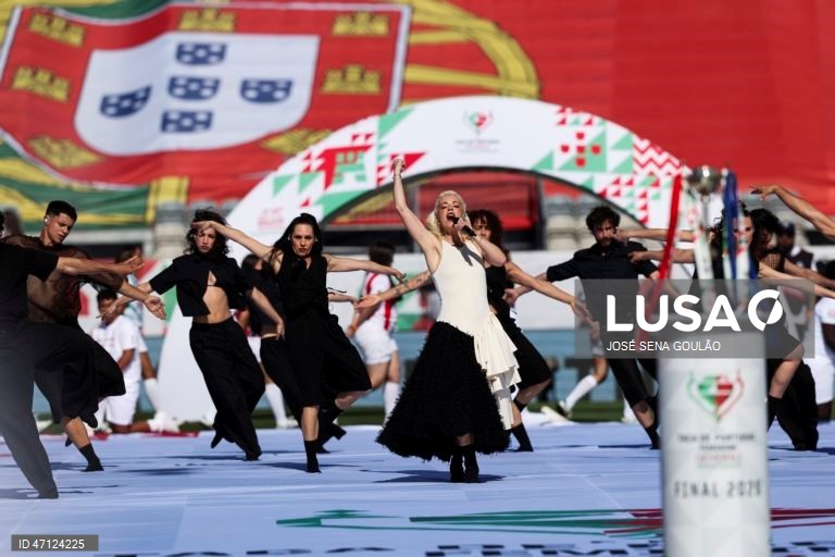 A Cantora e compositora portuguesa Mimicat, durante a sua atuação antes do jogo da final da Taça de Portugal feminina de futebol entre o Benfica e o FC Porto, disputado no Estádio do Jamor, em Oeiras, 17 de maio de 2026. JOSÉ SENA GOULÃO/LUSA