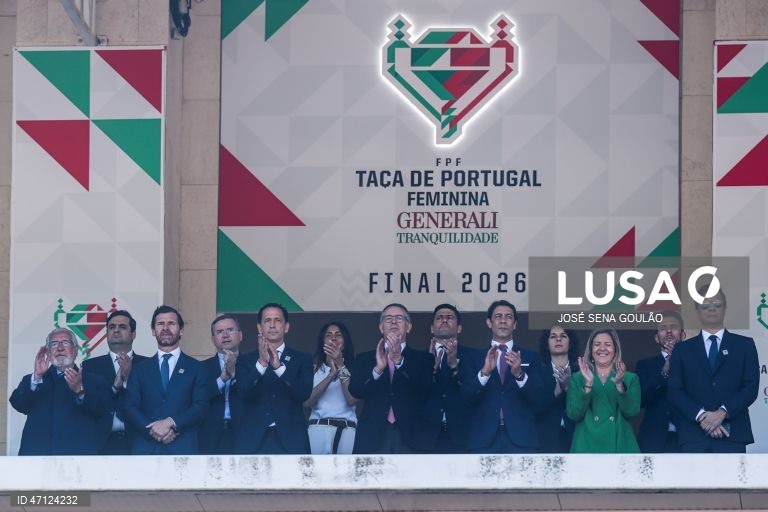 O Presidente da República, António José Seguro (C), a ministra da Cultura, Juventude e Desporto, Margarida Balseiro Lopes (3-D), o Presidente da Câmara Municipal de Oeiras, Isaltino Morais (E), o presidente do FC Porto, André Villas-Boas (3-E), o Bispo de Setúbal, D. Américo Aguiar (4-E), o presidente da Federação Portuguesa de Futebol (FPF), Pedro Proença (5-E), o selecionador nacional de futebol da Seleção Feminina, Francisco Neto (C-D) e o presidente do Benfica, Rui Costa (5-D), cantam o...