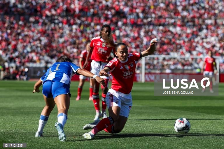 A jogadora do Benfica Lúcia Alves (D), disputa a bola com a jogadora do FC Porto, Alice Reto, durante o jogo da final da Taça de Portugal feminina de futebol, disputado no Estádio do Jamor, em Oeiras, 17 de maio de 2026. JOSÉ SENA GOULÃO/LUSA