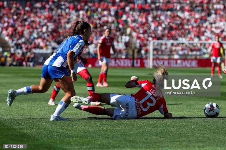 A jogadora do Benfica Lúcia Alves (D), disputa a bola com a jogadora do FC Porto, Alice Reto, durante o jogo da final da Taça de Portugal feminina de futebol, disputado no Estádio do Jamor, em Oeiras, 17 de maio de 2026. JOSÉ SENA GOULÃO/LUSA