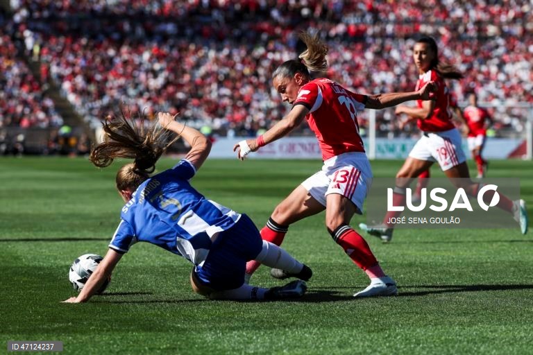 A jogadora do Benfica Lúcia Alves (D), disputa a bola com a jogadora do FC Porto, Mariana Queirós, durante o jogo da final da Taça de Portugal feminina de futebol, disputado no Estádio do Jamor, em Oeiras, 17 de maio de 2026. JOSÉ SENA GOULÃO/LUSA