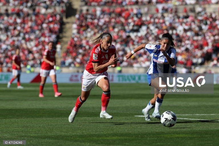 A jogadora do Benfica Lúcia Alves (E), disputa a bola com a jogadora do FC Porto, Mariana Queirós, durante o jogo da final da Taça de Portugal feminina de futebol, disputado no Estádio do Jamor, em Oeiras, 17 de maio de 2026. JOSÉ SENA GOULÃO/LUSA