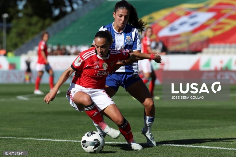 A jogadora do Benfica Lúcia Alves (E) disputa a bola com a jogadora do FC Porto, Mariana Queirós, durante o jogo da final da Taça de Portugal feminina de futebol, disputado no Estádio do Jamor, em Oeiras, 17 de maio de 2026. JOSÉ SENA GOULÃO/LUSA